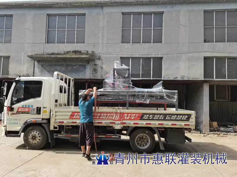 石蠟六頭并排線液體肥灌裝機廠家發(fā)貨