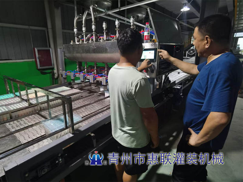 德州多排全自動化工原料灌裝機調(diào)試完成